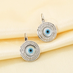 Vue détaillée de boucles d'oreilles Mauvais Œil en titane avec incrustation de strass