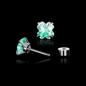 Frische mintgrüne Zirkonia-Blumen-Ohrstecker für Knorpel auf schwarzem Hintergrund