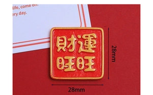 Nahaufnahme von 28mm rotem Harzquadrat mit goldener Prägung für Glückwünsche