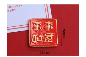 Makroansicht des 28 mm roten Harzanhängers mit goldenen chinesischen Glückssymbolen