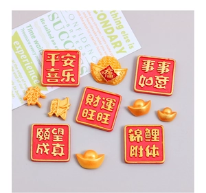 Nahaufnahme der 3D-Resin-Charms mit Neujahrsgrüßen und goldenen Sycee-Elementen