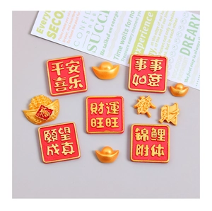 Flache Ansicht von Neujahrs-Resin-Charms mit Glückssymbolen in klassischem Rot und Gold