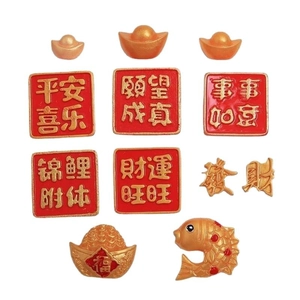 Traditionelles Set mit chinesischen Neujahrs-Resin-Anhängern, Goldbarren und roten Plaketten