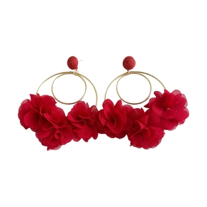 Orecchini a cerchio con fiori in chiffon rosso e perni in rafia per stile resort
