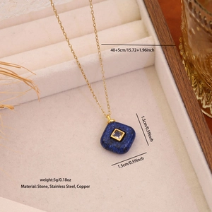 Detailaufnahme eines quadratischen blauen Naturstein-Anhängers mit goldener Stahlkette