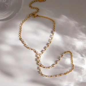 Vue détaillée d'un bracelet bague en acier inoxydable doré avec des zircons baguette