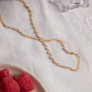 Bracelet élégant en acier inoxydable doré avec des zircons cubiques taille baguette.
