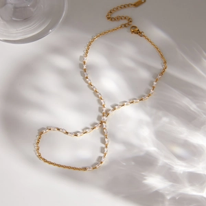 Gros plan d'un élégant bracelet esclave en acier doré avec zircons rectangulaires