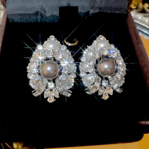Elegante Vintage-Ohrringe im Palaststil mit grauen Perlen und funkelndem Kristallkranz