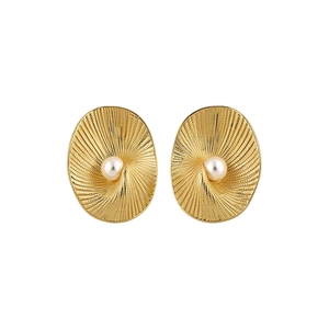 Eleganti orecchini ovali a perno placcati oro 18k con texture a raggiera e perla.