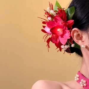 Élégant accessoire de coiffure en tissu d'orchidées rouges et roses avec des petits bourgeons blancs.