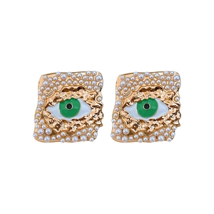 Pendientes cuadrados de perlas con ojo esmaltado verde sobre textura de oro martillado