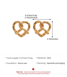 Dettaglio pendente a brezel dorato con peso, dimensioni e specifiche del materiale