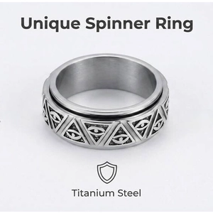 Spinner-Ring aus Titanstahl mit ägyptischem Horusauge und pyramidenförmigem Muster