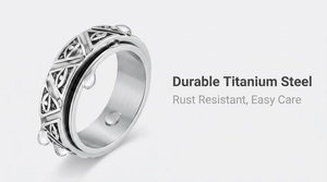 Detailansicht eines drehbaren Rings aus Titanstahl mit Horusauge, rostfrei und langlebig.