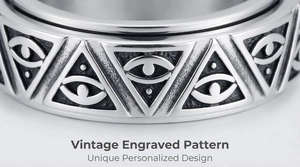 Detailansicht des vintage gravierten Auge des Horus Musters auf rotierendem Edelstahlring