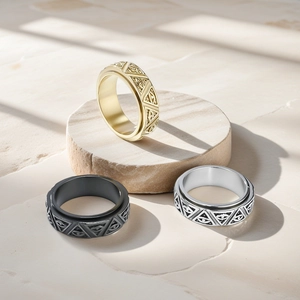 Detail von Horus Auge Spinner-Ringen aus Gold, Silber und schwarzem Titanstahl