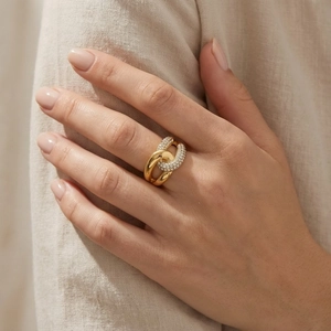 Bague chaîne massive en acier inoxydable doré avec pavé de pierres sur une main