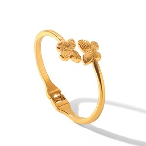 Detailansicht des polierten 18k Gold Schmetterlingsmotivs auf einem Edelstahl Armreifen