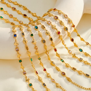 Elegantes goldenes Edelstahl-Schmuckset mit Herz- und Muschel-Edelsteinanhängern.