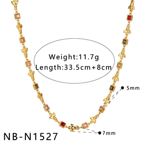 Goldener Edelstahlschmuck mit geometrischen Anhängern und bunten quadratischen Steinen