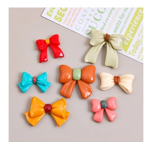 Dettaglio di fiocchi in resina colorata per accessori per capelli fai-da-te e artigianato