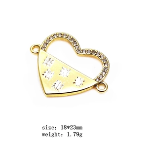 Makro-Detail des goldenen Herzverbinders mit Sternmuster und Zirkon-Akzenten für DIY-Schmuck