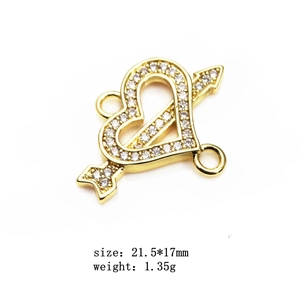 Detail eines Herz-Pfeil-Verbinders, vergoldet mit Zirkonia-Pavé für DIY-Schmuck