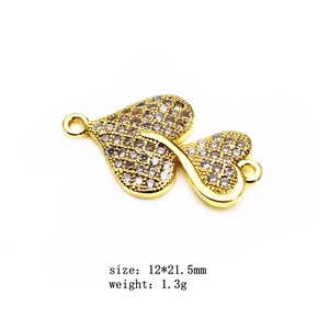 Makroaufnahme von Herzschmuck-Verbinder aus Gold mit weißen Zirkonia-Mikropavé-Besatz