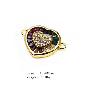Detail eines vergoldeten Herzverbinders mit bunten Kristallen in 14,5 x 20 mm Größe