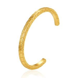 Bracelet jonc ouvert en C en acier inoxydable doré avec texture de brique rétro chic.