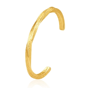 Gedetailleerde weergave van de gedraaide gouden textuur en het tarwepatroon op de C-manchet