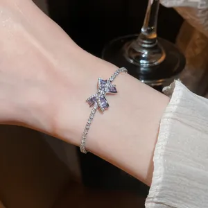 Elegante pulsera de lazo de circonita bañada en oro de 18k con piedras púrpuras