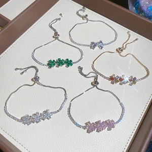 Vista detallada de seis pulseras de flores de circón bañadas en oro 18k en varios colores