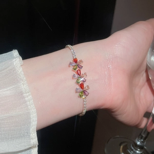 Exquisita pulsera bañada en oro de 18k con flores de circonita de colores en la muñeca
