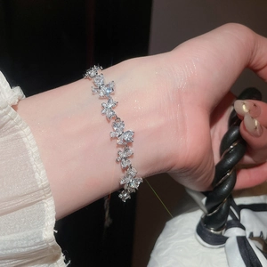 Primer plano de una elegante pulsera de mariposa de circonio bañada en oro de 18 quilates