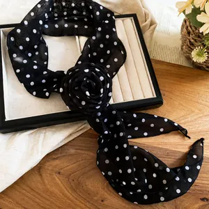 Vintage zwarte zijden sjaal met stippen en roosdetail mode accessoire voor dames