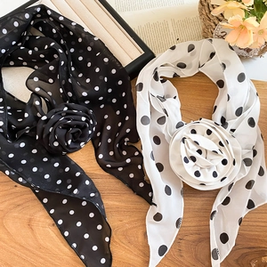 Detailopname van vintage polkadot sjaals met elegante handgemaakte stoffen rozen
