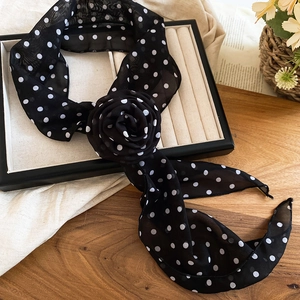 Retro zwart-witte polkadot zijden sjaal ketting met een elegante stoffen roos detail.