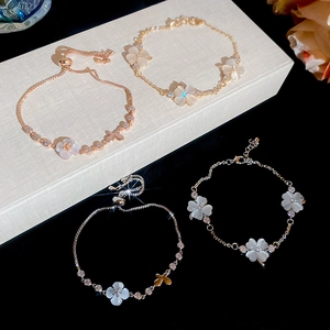 Elegante Blumen-Armbänder mit Zirkon und Katzenaugenstein in Gold, Silber und Roségold.