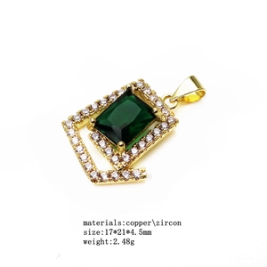 Ciondolo vintage in rame dorato con zircone smeraldo e piccoli cristalli