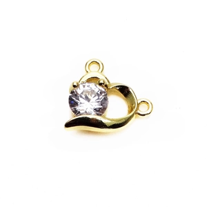 Dettaglio connettore a cuore dorato con zircone micro-incastonato per collane