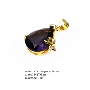 Dettaglio del ciondolo in zircone viola a goccia con charm floreale dorato e misure
