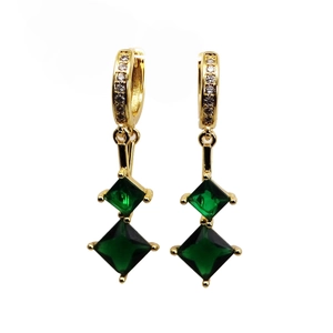 Detail van vierkante groene zirkoon hangers met goudvergulde hefboomsluiting