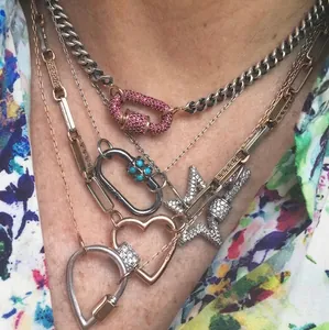 Detailansicht mehrlagiger Goldketten mit rosa Zirkon-Herz- und Sternanhängern