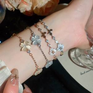 Nahaufnahme von eleganten Blumenarmbändern mit Katzenaugenstein und glänzendem Zirkonia.
