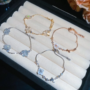 Elegante Blumen-Armbänder mit Katzenaugenstein und Zirkonia in der Nahaufnahme gezeigt.