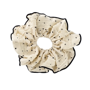 Elegante scrunchie crema a pois con un raffinato bordo in pizzo per ogni donna