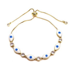 Detailopname van de verstelbare Evil Eye armband met goudlaagje en blauwe emaille