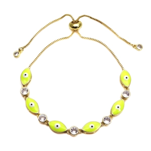 Detail van verstelbare boze oog armband met geel emaille en kristallen stenen